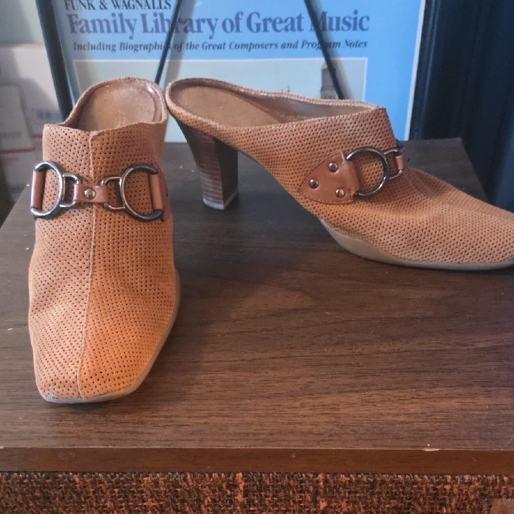 NWOB AEROSOLES Tan Leather Heeled Mules With Buckle Accent Sz 10